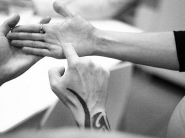 Превью публикации Фиолетовый мир Ирины Поволоцкой: «Прикасаемые» — 10 лет легендарному спектаклю о слепоглухих людях