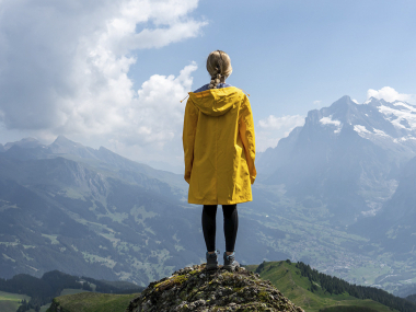 превью публикации Незрячий турист поднялся на гору в сопровождении людей в непроницаемых повязках