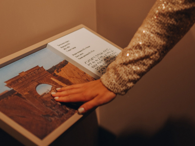 превью публикации В Тюмени у картин Брюллова, Верещагина и Кандинского появились тактильные копии